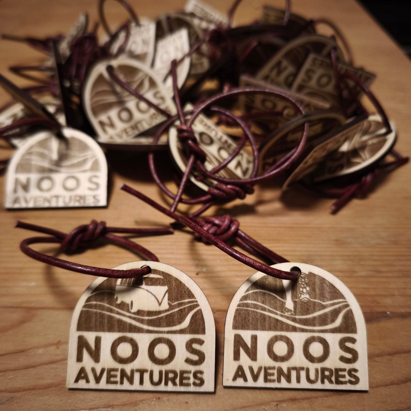 Lot de porte-clés en bois avec attache en cuir